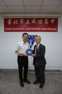 林佳添副理事長代表校友會致贈師長教師節禮物代表照片